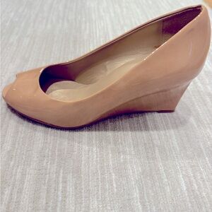 Stuart Weitzman nude patent leather wedges